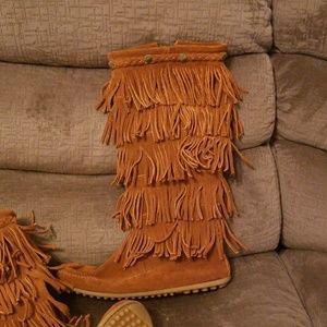 Minnetonka 5 fringe moccasin boots.*make a offer*